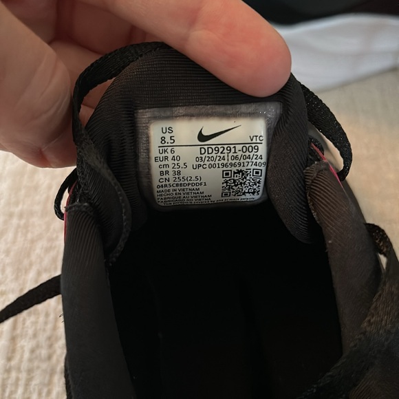 Nike Women's Quest 5 running Black and Gold Athletic Shoes size 8.5 - Picture 4 of 7